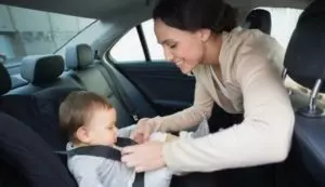 Как возить ребенка в машине без кресла