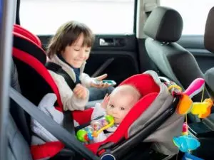 Как возить ребенка в машине без кресла